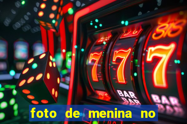 foto de menina no espelho cacheada